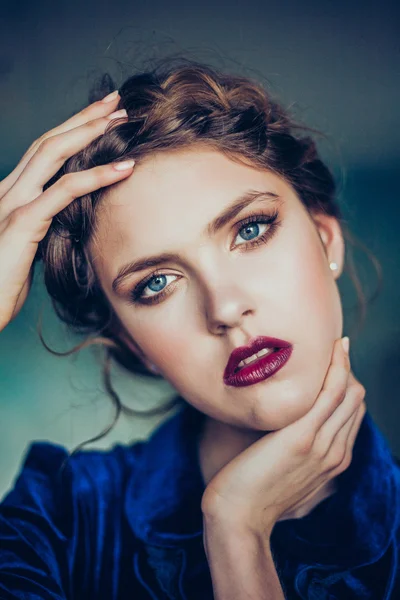 Modeporträt einer jungen Frau — Stockfoto
