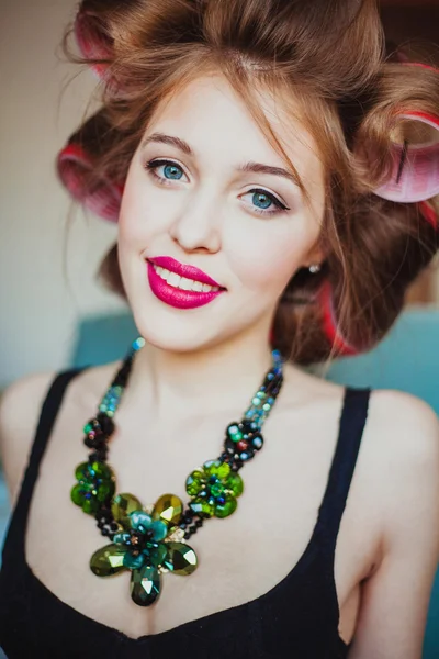 Retrato de beleza de mulher jovem usando encrespadores — Fotografia de Stock