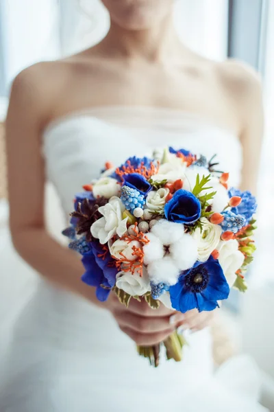 Braut hält Blumenstrauß — Stockfoto