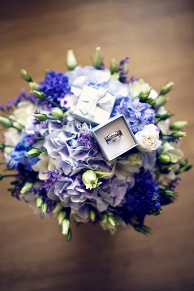 Bouquet da sposa con anelli — Foto Stock
