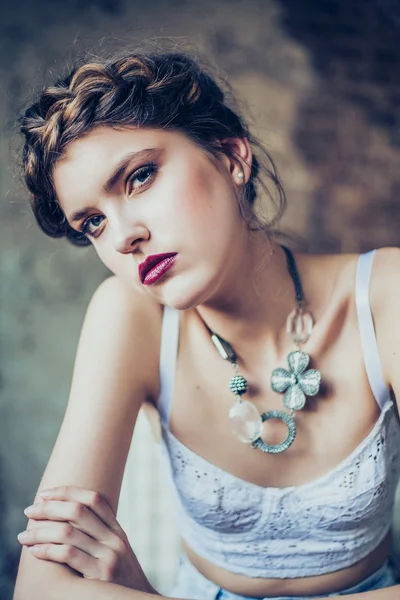 Retrato de moda de mujer joven — Foto de Stock