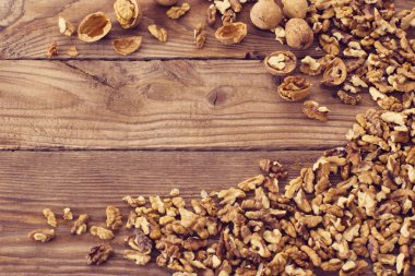 Ceviz çekirdekleri ve eski ahşap masadaki cevizler.