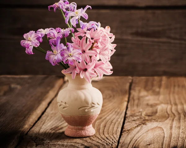 Flores de primavera em fundo de madeira — Fotografia de Stock