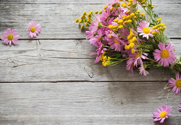 Bukiet kwiatów różowe i żółte na drewniane tła — Zdjęcie stockowe