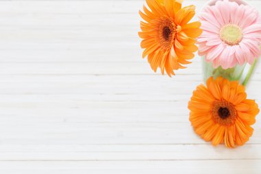 ahşap masa gerbera çiçekleri