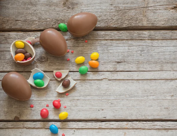 Ovos de Páscoa de chocolate sobre fundo de madeira — Fotografia de Stock