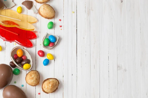 Chocolate Easter Eggs and Cupcake Over Wooden Background — Stock Photo, Image