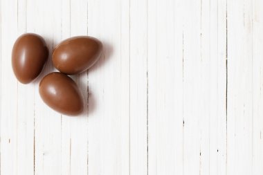 Tahta Arkaplanda Çikolatalı Paskalya Yumurtaları