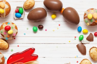 Çikolata Paskalya yumurtaları ve Cupcake ahşap arka plan üzerinde