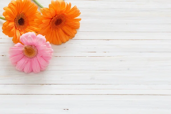 Gerbera kwiaty na stole drewniane — Zdjęcie stockowe