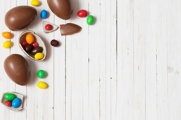 Œufs de Pâques au chocolat sur fond en bois — Photo