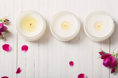 ahşap arka plan üzerinde mum ile gül