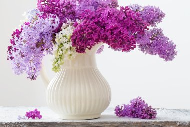 Beyaz ahşap masa üzerinde güzel leylak