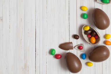 Tahta Arkaplanda Çikolatalı Paskalya Yumurtaları