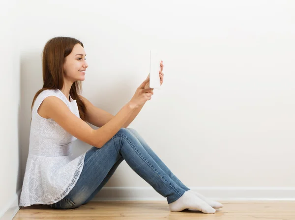 Gelukkig meisje met tablet binnen — Stockfoto