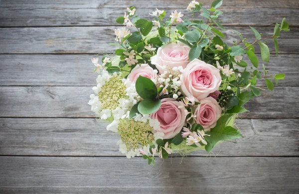 Bouquet de roses sur table en bois — Photo