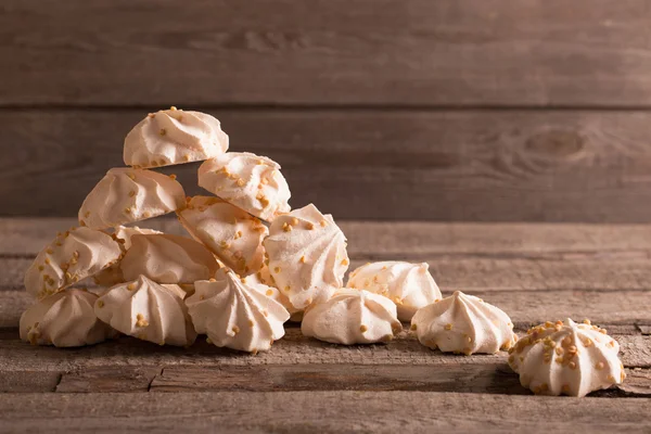 Biscoitos merengue no fundo de madeira — Fotografia de Stock