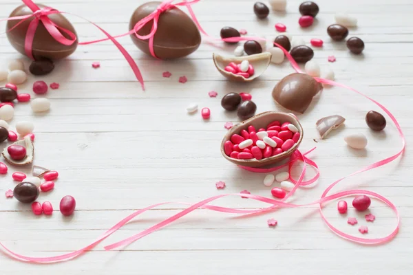 Œufs de Pâques au chocolat sur fond en bois — Photo