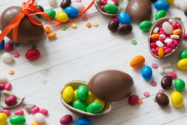 Schokolade Ostereier über Holz Hintergrund — Stockfoto