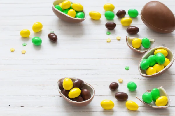 Ovos de Páscoa de chocolate sobre fundo de madeira — Fotografia de Stock