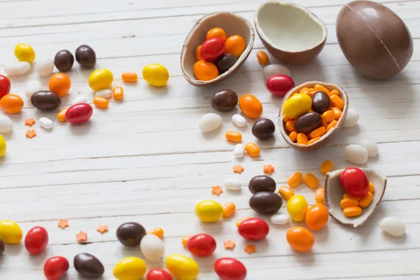 Ovos de Páscoa de chocolate sobre fundo de madeira — Fotografia de Stock