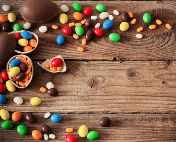 Ovos de Páscoa de chocolate sobre fundo de madeira — Fotografia de Stock