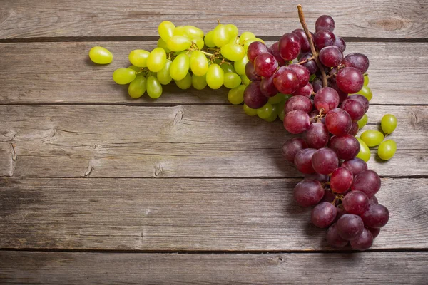 Tahta bir masada üzümler