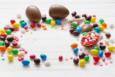 Tahta Arkaplanda Çikolatalı Paskalya Yumurtaları