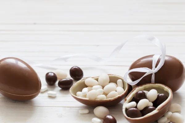 Cioccolato uova di Pasqua su sfondo di legno — Foto Stock
