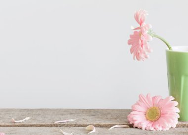 Eski ahşap masa üzerinde vazoda gerbera