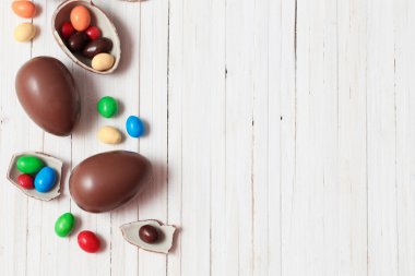 Tahta Arkaplanda Çikolatalı Paskalya Yumurtaları