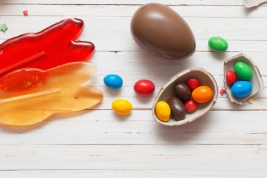 Çikolata Paskalya yumurtaları ve Cupcake ahşap arka plan üzerinde