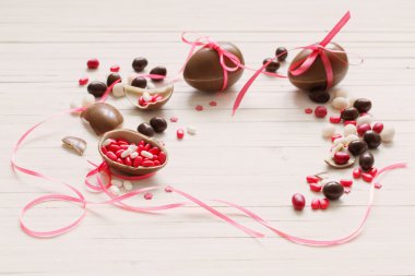 Tahta Arkaplanda Çikolatalı Paskalya Yumurtaları