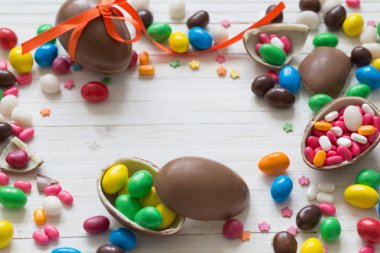 Tahta Arkaplanda Çikolatalı Paskalya Yumurtaları