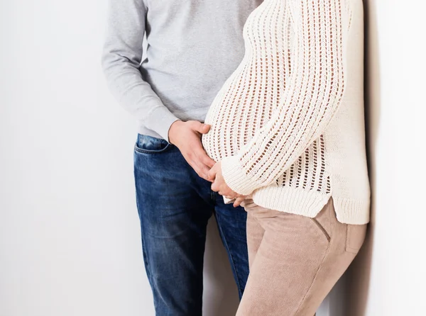 Těhotná pár na bílém pozadí — Stock fotografie