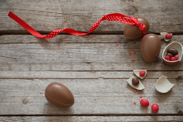Ovos de Páscoa de chocolate sobre fundo de madeira — Fotografia de Stock