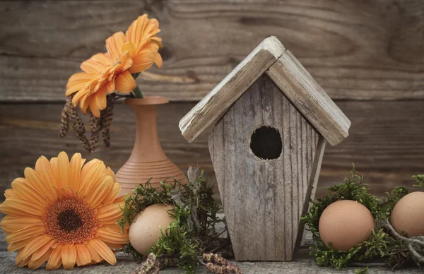 木製の背景に卵をイースター装飾 — ストック写真