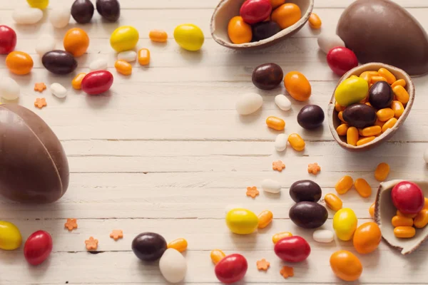 Huevos de Pascua de chocolate sobre fondo de madera — Foto de Stock