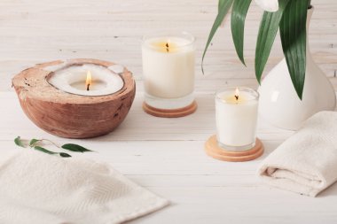 Beyaz ahşap zemin üzerine spa kompozisyonu
