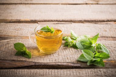 ahşap nane ile çay bardağı
