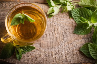 ahşap nane ile çay bardağı