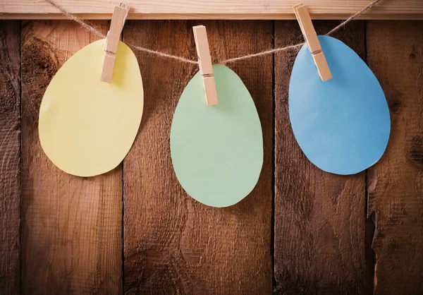 Carta Uova di Pasqua su sfondo di legno — Foto Stock