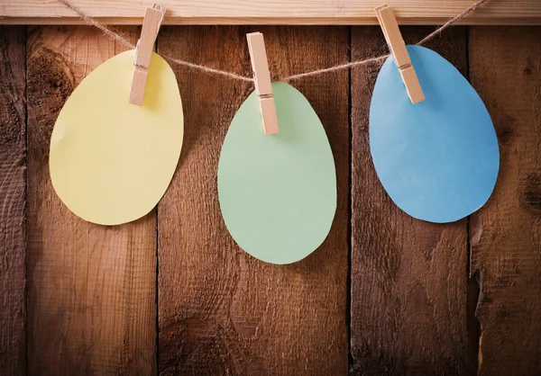 Papel Huevos de Pascua sobre fondo de madera — Foto de Stock