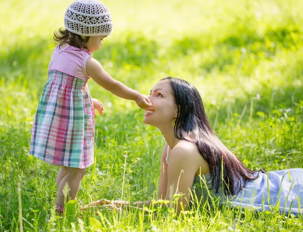 Mor och dotter i parken — Stockfoto