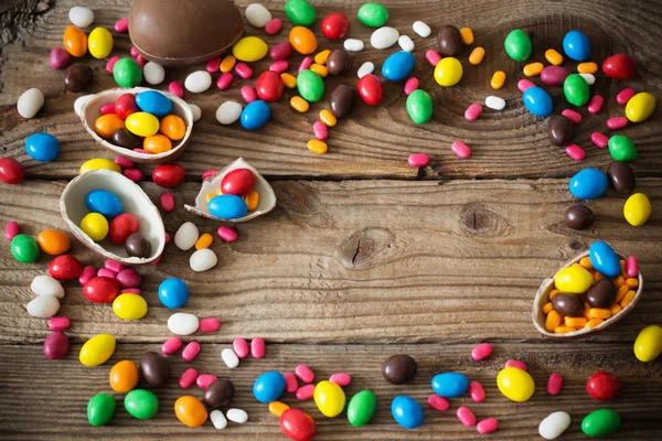 Ovos de Páscoa de chocolate sobre fundo de madeira — Fotografia de Stock