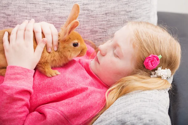 女孩与室外的兔子 — 图库照片