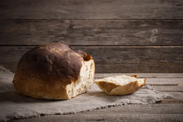 Bröd på trä bakgrund — Stockfoto