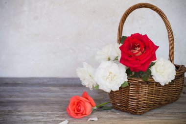 Kırmızı ve beyaz gül sepeti