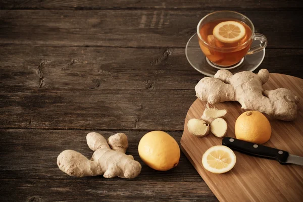 Tasse de thé au gingembre sur une table en bois — Photo