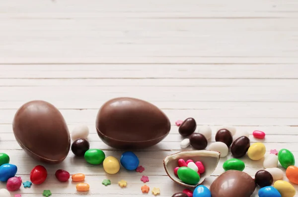 Huevos de Pascua de chocolate sobre fondo de madera — Foto de Stock